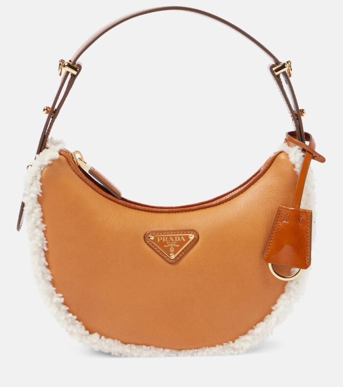 Arqué Small shearling-trimmed leather shoulder bag - Image 1