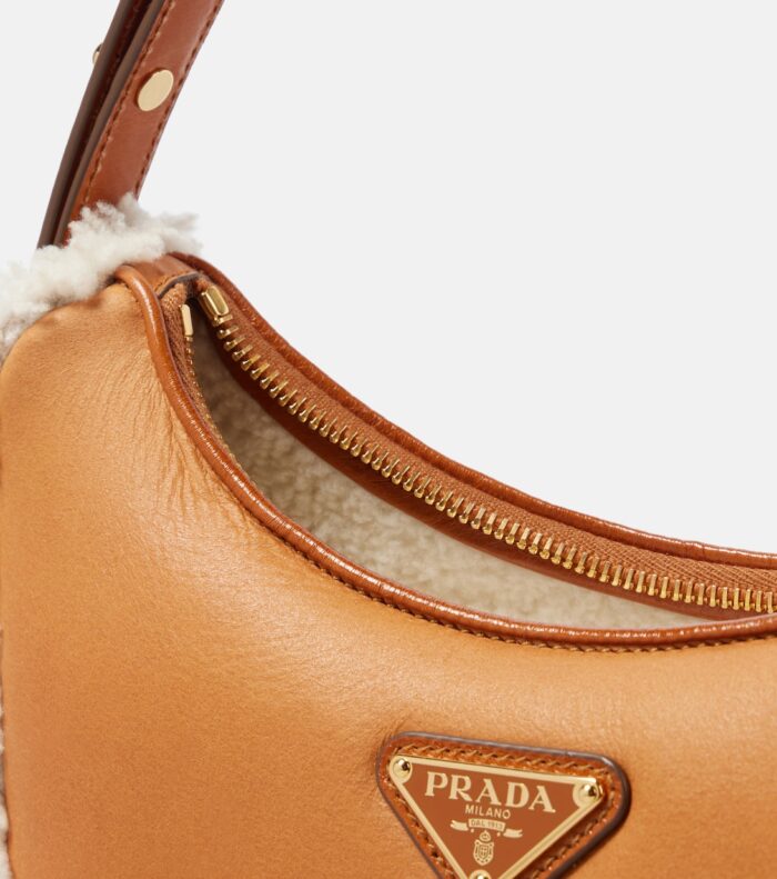 Arqué Small shearling-trimmed leather shoulder bag - Image 5