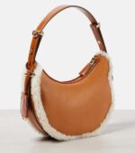 Arqué Small shearling-trimmed leather shoulder bag - Image 6
