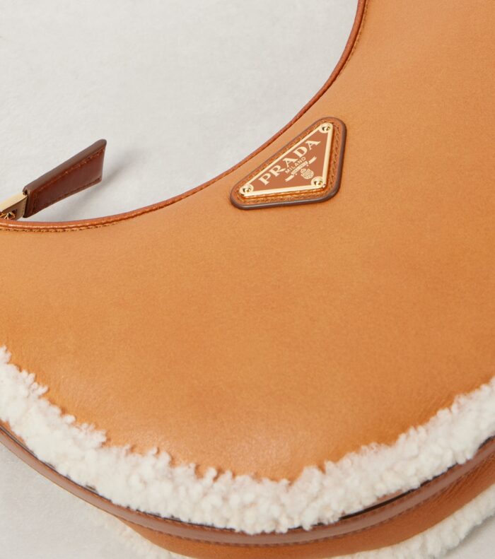 Arqué Small shearling-trimmed leather shoulder bag - Image 7